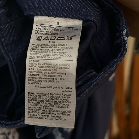 OLD NAVY Denim Blue/White Floral Pattern Mid Rise Pixie Pants, Size 6, EUC. - Picture 4 of 7